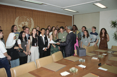 Secretary-General Conducts Youth Choral Group in His Conference Room