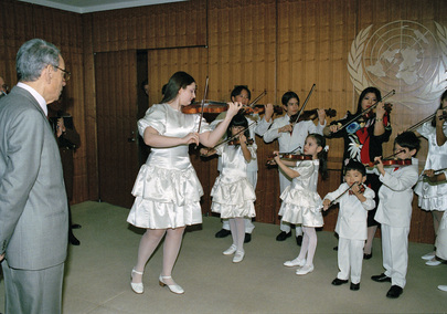 Secretary-General with Children of the Tarumi Violin Foundation