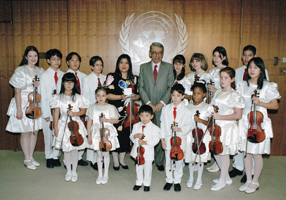 Secretary-General with Children of the Tarumi Violin Foundation