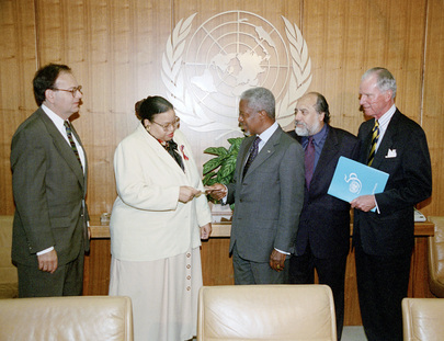 Secretary-General Presents Cheque to UN Staff Committee for Victims of New York Terrorist Attack