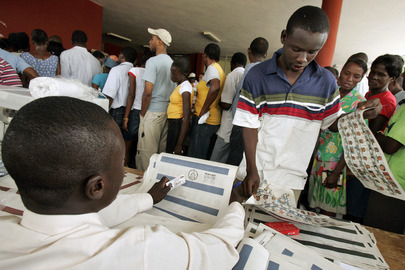 Haitians Patiently Wait Long Hours to Vote