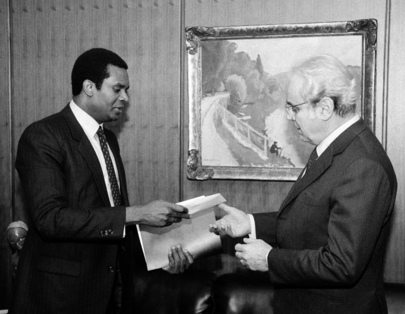 Secretary-General Receives Check from Special Committee Against Apartheid