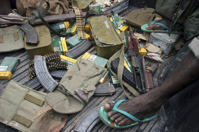 Parte de munição apreendida pela ONU de milícias na Costa do Marfim em 2006 (ONU / Ky Chung)