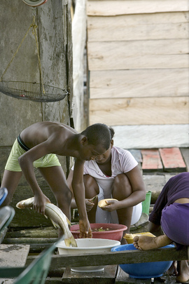 IDPs in Colombia Prepare Food for Sale