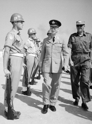 Lieutenant-General B. Oen Visits Gaza