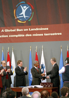Secretary-General Makes First State Visit to Canada, 1-3 December 1997