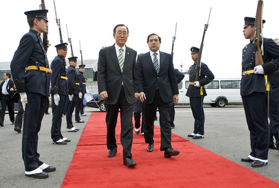 Secretary-General Inspects Honour Guard in Buenos Aires