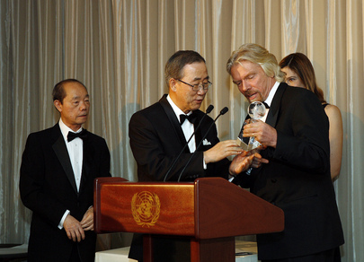 Secretary-General Presents 2007 UNCA Citizen of the Year Award