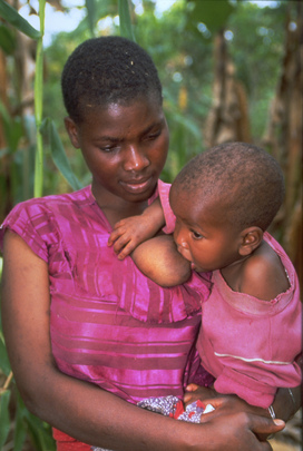 Jovem mulher amamentando seu bebê na Tanzânia (ONU/Louise Gubb) 