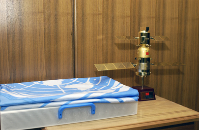 Col. Yang Liwei, the First Chinese Astronaut Presents United Nations Flag to the Secretary-General