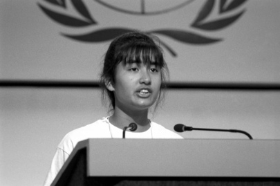 Yuri Agrawal, do Canadá, se dirige à Conferência da ONU sobre Meio Ambiente e Desenvolvimento, em 1992, como parte de uma apresentação das crianças no dia 11 de junho. (ONU/Michos Tzovaras) Yuri Agrawal, do Canadá, se dirige à Conferência da ONU sobre Meio Ambiente e Desenvolvimento, em 1992, como parte de uma apresentação das crianças no dia 11 de junho. (ONU/Michos Tzovaras)