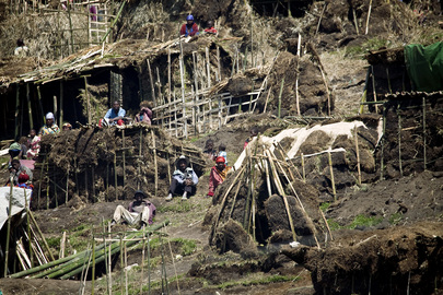 IDPs Build Shelters in Democratic Republic of the Congo