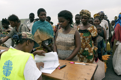 WFP Officer Verifies Registration of IDP Camp Residents