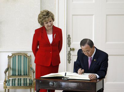Secretary-General Signs Guest Book