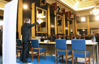 Secretary-General Waves to IIEA Forum Audience