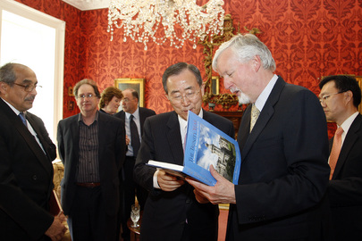 Secretary-General Recieves Gift from Trinity College Provost