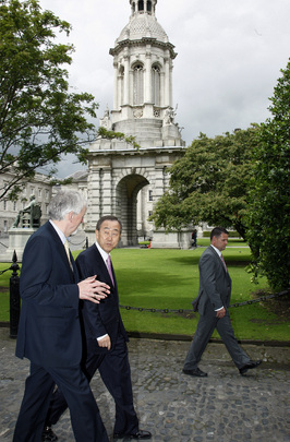 Secretary-General en Route to Trinity College Library 