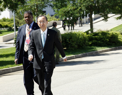 Secretary-General Walks to TV Interview Venue