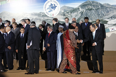 Secretary-General Gets Ready for G-8 Summit Family Photo Shoot