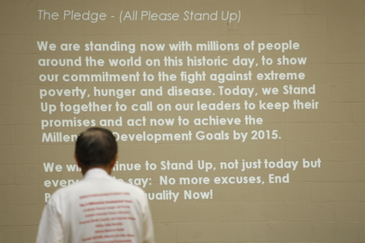 Secretary-General Joins UNIS Students in "Stand Up Against Poverty" Campaign