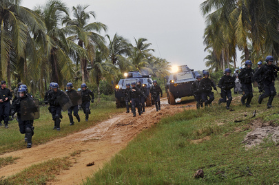 UNOCI e Forças francesas realizam treinamento de controle de multidões (ONU/Ky Chung)