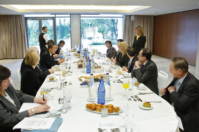 Sceretary-General Attends GFMD Breakfast in Athens