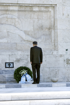 Secretary-General Lays Wreath at Greek Monument of Unknown Soldier