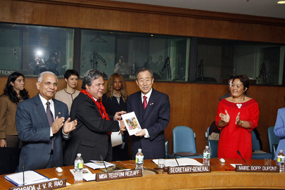 Secretary-General Receives Report of Pacific Commission on AIDS