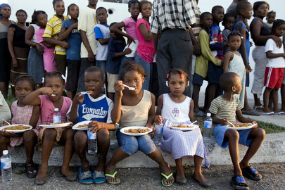 Children in Cité Soleil Receive Meals