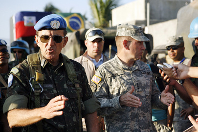 (UN Photo/Sophia Paris ) General Floriano Peixoto (Force Commander) e o Tenente General americano Kenneth Keen