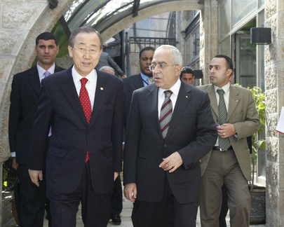 O primeiro-ministro Salam Fayyad (à direita) em Ramallah, Cisjordânia, ao lado do Secretário-Geral da ONU, Ban Ki-moon, em março de 2010. Foto: ONU/Mark Garten