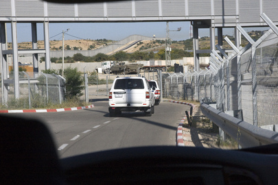 Secretário-Geral da ONU, Ban Ki-moon, passando pela fronteira entre Israel e Gaza, em 2010. (ONU/Mark Garten)