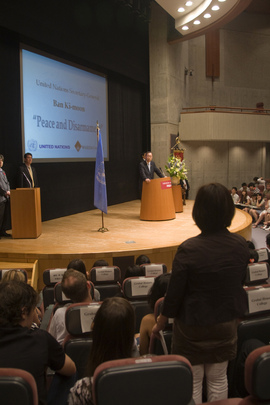 Secretary-General Holds Disarmament Dialogue at Waseda University