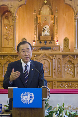 Secretary-General Speaks at Nagasaki Cathedral