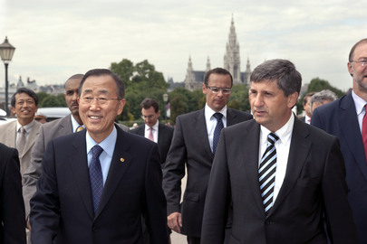 Secretary-General and Austrian Foreign Minister Head to Anti-Corruption Conference
