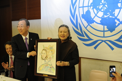 Secretary-General and Wife Receive Caricature from UN Staff 