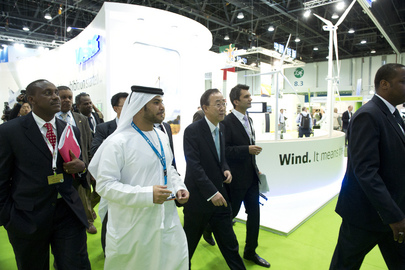Secretary-General Tours Exhibits at World Energy Summit in Abu Dhabi