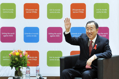 Secretary-General Visits UNAIDS Staff in Geneva