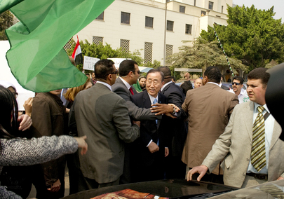 Pro-Qadhafi Protesters Rally outside Arab League in Cairo