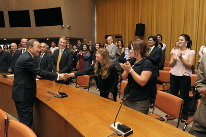 O Secretário-Geral Ban Ki-moon (à esquerda) cumprimenta uma funcionária da ONU durante uma reunião com integrantes das Nações Unidas no país, em Brasília. Foto: ONU/Evan Schneider. O Secretário-Geral Ban Ki-moon (à esquerda) cumprimenta uma funcionária da ONU durante uma reunião com integrantes das Nações Unidas no país, em Brasília. Foto: ONU/Evan Schneider.