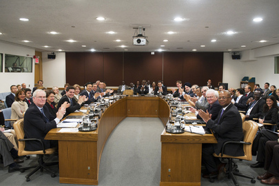Membros do Conselho de Segurança aplaudem resolução que recomenda segundo mandato para Ban Ki-moon. Recomendação será enviada para a Assembleia Geral (saiba mais aqui). Foto: ONU/Mark Garten. Membros do Conselho de Segurança aplaudem resolução que recomenda segundo mandato para Ban Ki-moon. Recomendação será enviada para a Assembleia Geral (saiba mais aqui). Foto: ONU/Mark Garten.