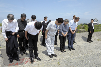 Secretary-General Visits Japanese Port Devastated by Tsunami