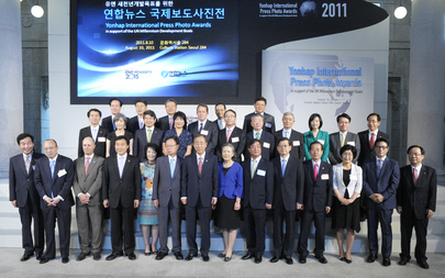 Secretary-General Attends MDG-themed Press Photo Awards in Seoul