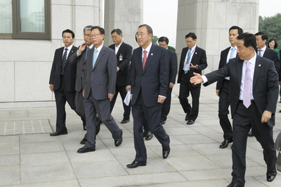 Secretary-General En Route to MDGs Meeting in Seoul