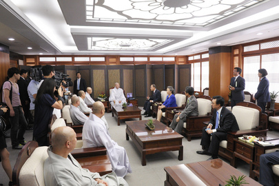 Secretary-General Meets Head of Korean Buddhist Order in Seoul