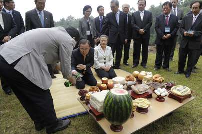 Secretary-General Pays Respects at Father's Tomb 