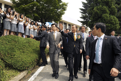 Secretary-General Visits Old High School