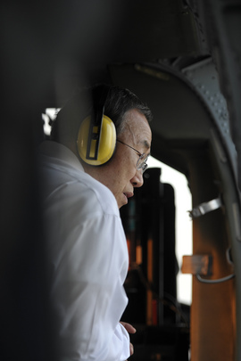 Secretary-General Sees Flood-Ravaged Bangkok from Helicopter