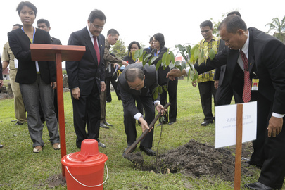 Secretary-General Plants Commemorative Tree in Central Kalimantan