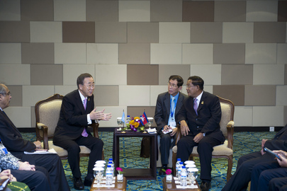 Secretary-General Meets Cambodian Prime Minister at Bali ASEAN Summit